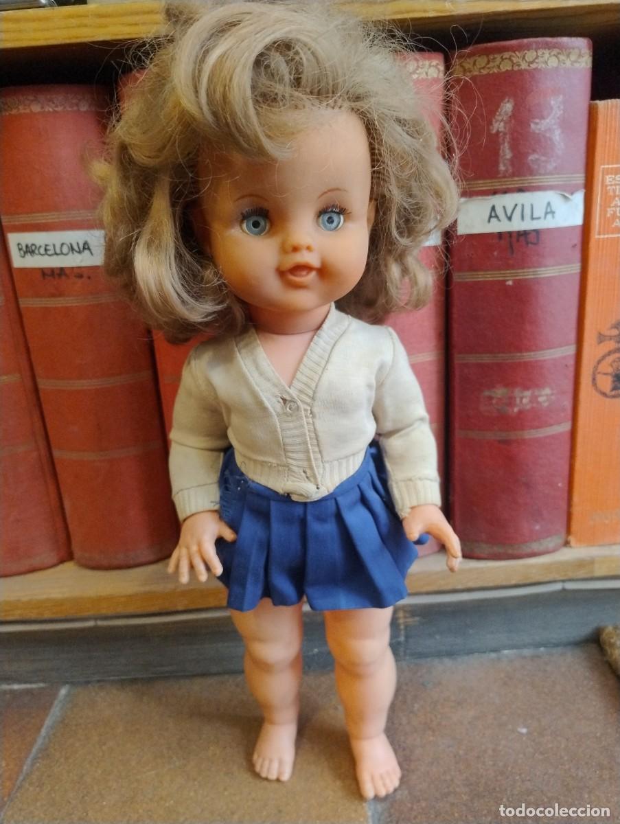 Mu&ntilde;ecas espa&ntilde;olas modernas: Mu&ntilde;eca de pl&aacute;stico, ojos margarita fijos. No est&aacute; marcada. Unos 45 cm de altura.