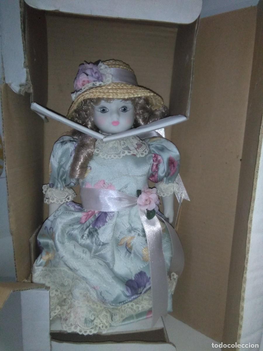 Mu&ntilde;ecas espa&ntilde;olas modernas: Mu&ntilde;eca Beibi de porcelana con la caja original vintage