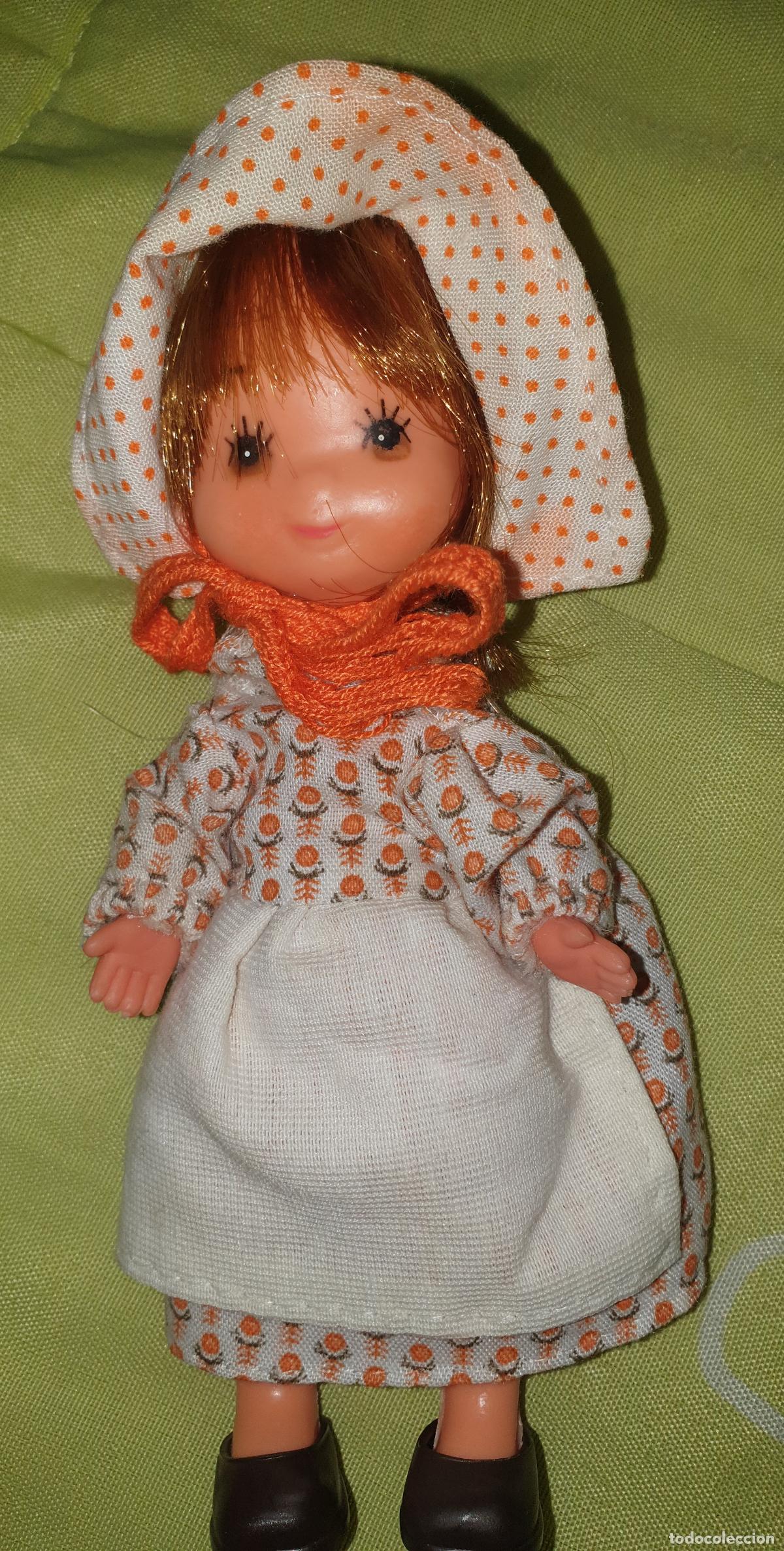 Mu&ntilde;ecas espa&ntilde;olas modernas: MU&Ntilde;ECA LAURA DE LAS MONTA&Ntilde;AS vestida y calzada de origen