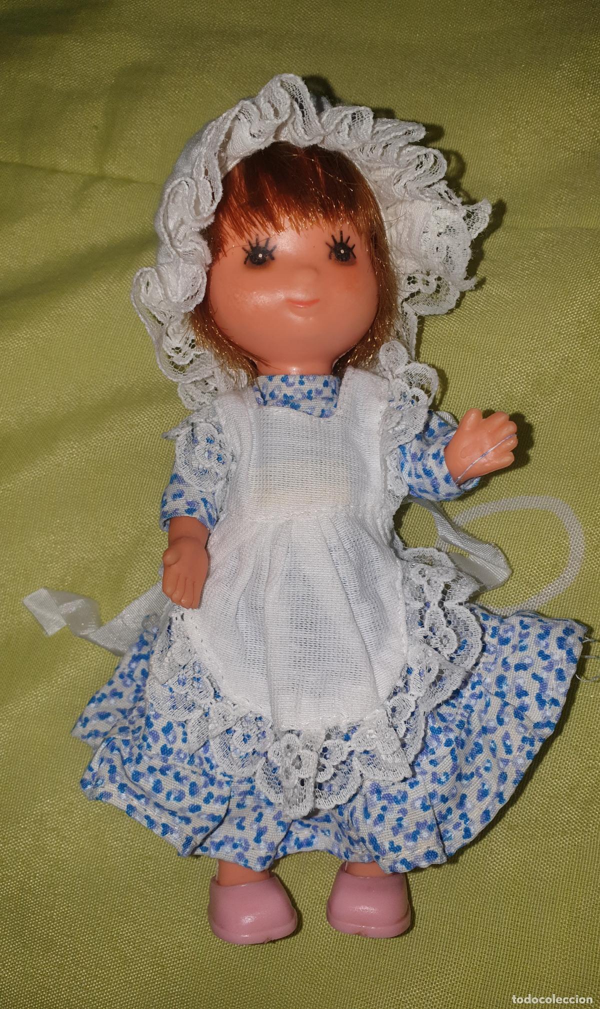 Mu&ntilde;ecas espa&ntilde;olas modernas: MU&Ntilde;ECA LAURA DE LAS MONTA&Ntilde;AS vestida y calzada de origen