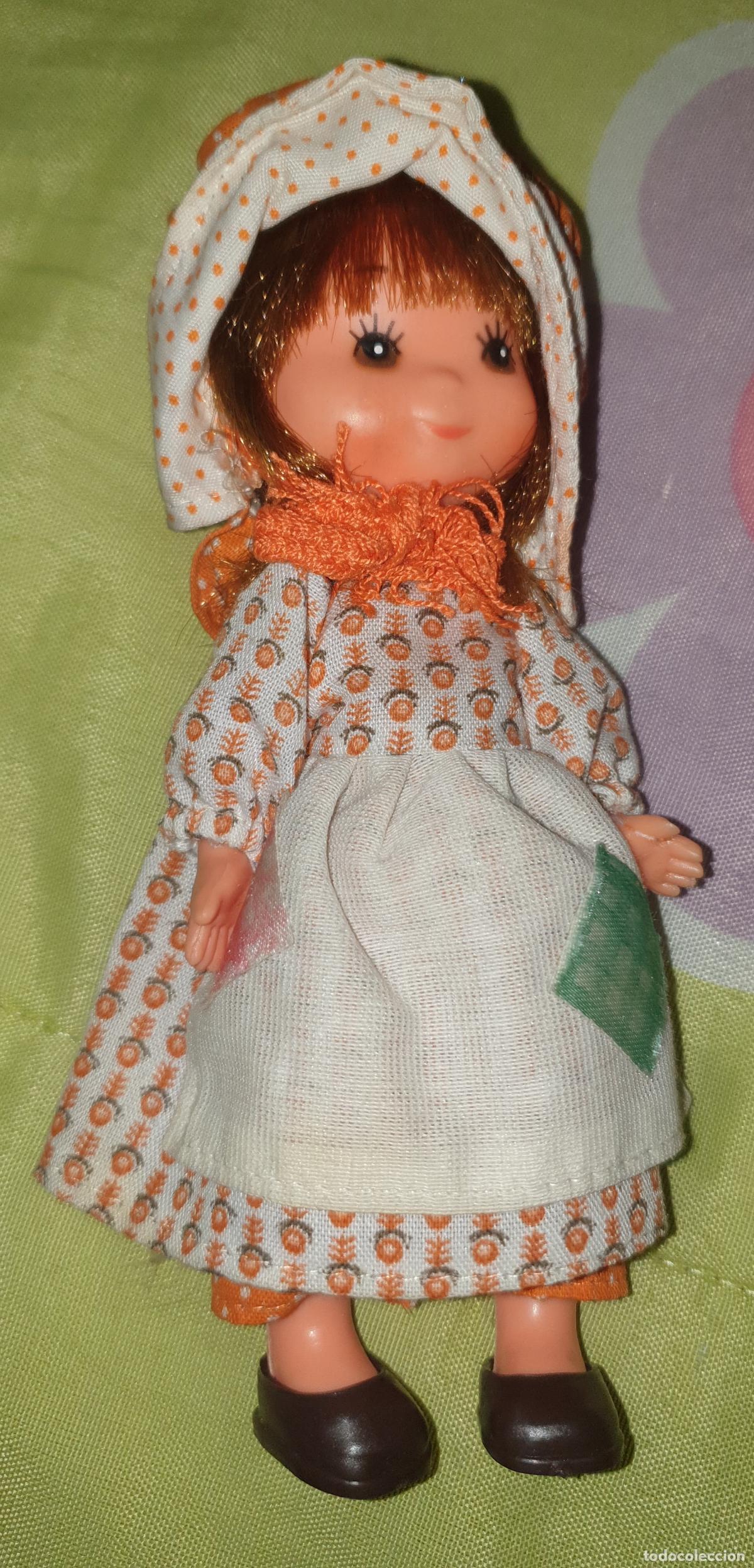 Mu&ntilde;ecas espa&ntilde;olas modernas: MU&Ntilde;ECA LAURA DE LAS MONTA&Ntilde;AS vestida y calzada de origen