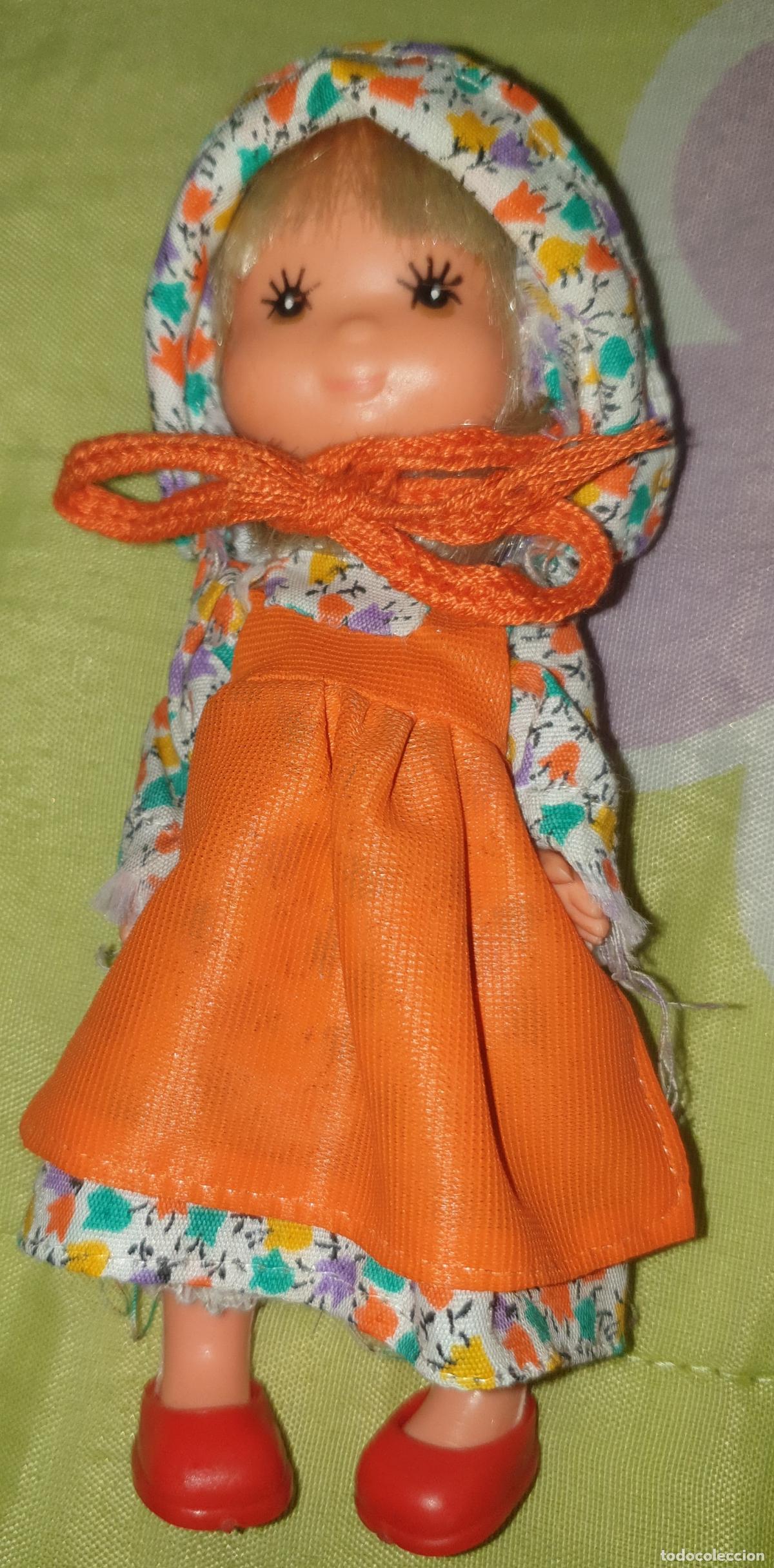 Mu&ntilde;ecas espa&ntilde;olas modernas: MU&Ntilde;ECA LAURA DE LAS MONTA&Ntilde;AS rubia vestida y calzada de origen