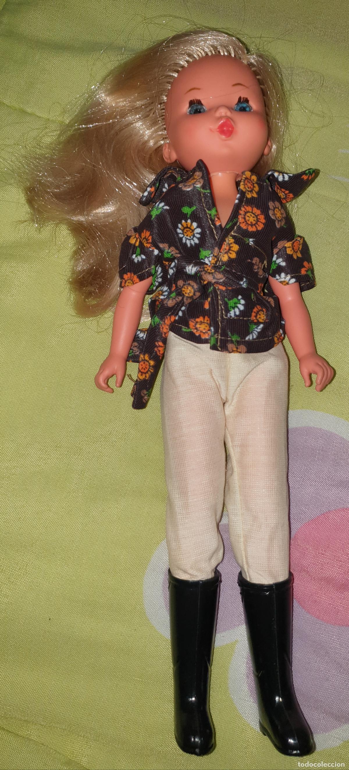 Mu&ntilde;ecas espa&ntilde;olas modernas: CORE RUBIA SAFARI VESTIDA Y CALZADA DE ORIGEN
