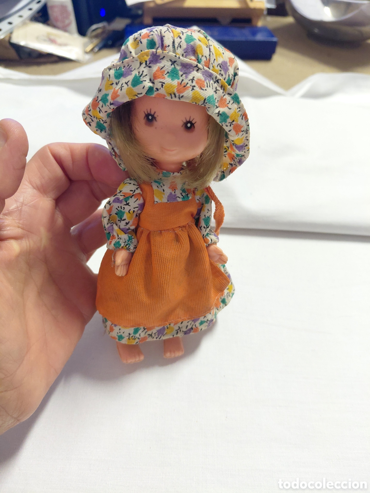 Mu&ntilde;ecas espa&ntilde;olas modernas: MU&Ntilde;ECA LAURA DE LA MONTA&Ntilde;A DE TOYSE,AL SOMBRERO LE FALTA UNA DE LAS CINTAS,NO TIENE LOS ZAPATOS