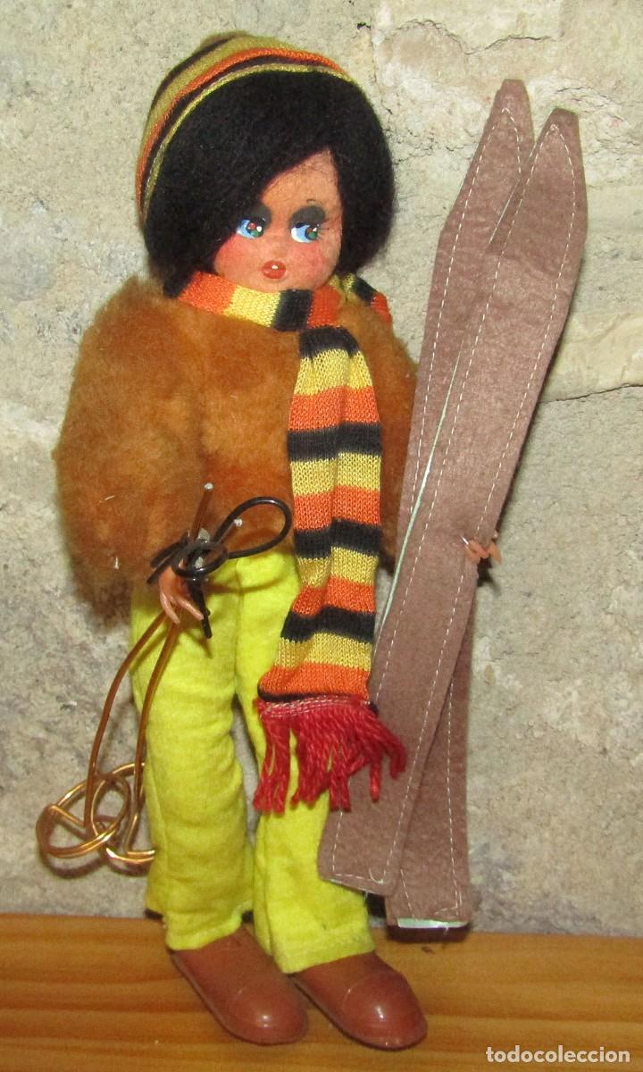 Mu&ntilde;ecas espa&ntilde;olas modernas: ANTIGUA MU&Ntilde;ECA ESQUIADORA DE FIELTRO, DE LAYNA - A&Ntilde;OS 60 - 26cm