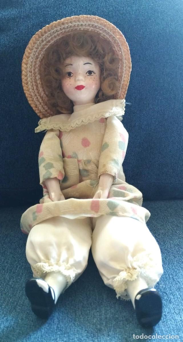 Mu&ntilde;ecas espa&ntilde;olas modernas: MU&Ntilde;ECA DE PORCELANA, VESTIDA CON TRAJE DE PASEO DE EPOCA, A&Ntilde;OS 90/2000.