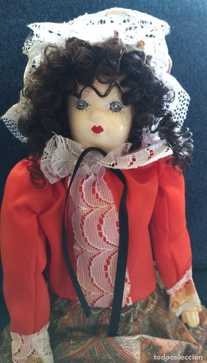 Mu&ntilde;ecas espa&ntilde;olas modernas: MU&Ntilde;ECA DE PORCELANA, VESTIDA CON TRAJE DE PASEO DE EPOCA, A&Ntilde;OS 90/2000.