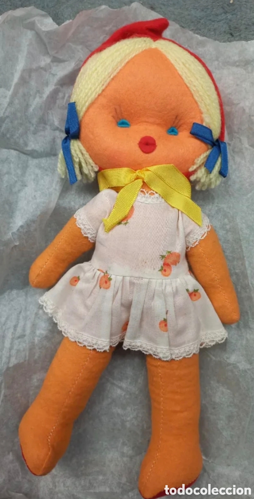 Mu&ntilde;ecas espa&ntilde;olas modernas: Antigua mu&ntilde;eca Caperucita Roja de fieltro y trapo - A&ntilde;os 70 - Vestido estampado melocotones - Vintag