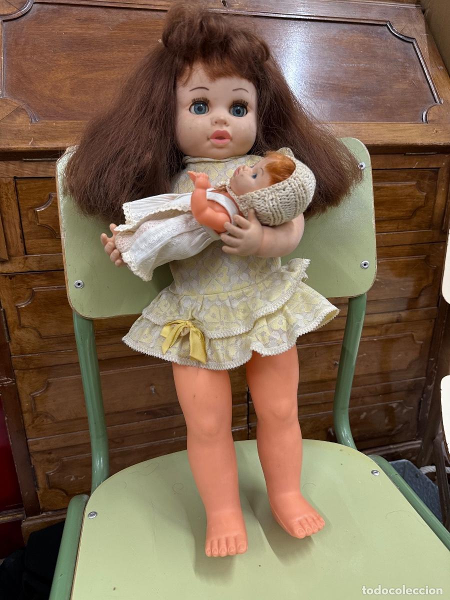 Mu&ntilde;ecas espa&ntilde;olas modernas: Mu&ntilde;eca LUCHY MAMA de Jesmar, morena. Con el beb&eacute;. Tiene movimiento y suena una nana. 50cms