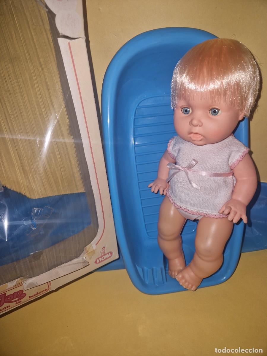 Mu&ntilde;ecas espa&ntilde;olas modernas: MU&Ntilde;ECO JON , DE VICMA CON SU BA&Ntilde;ERA EN SU CAJA ORIGINAL