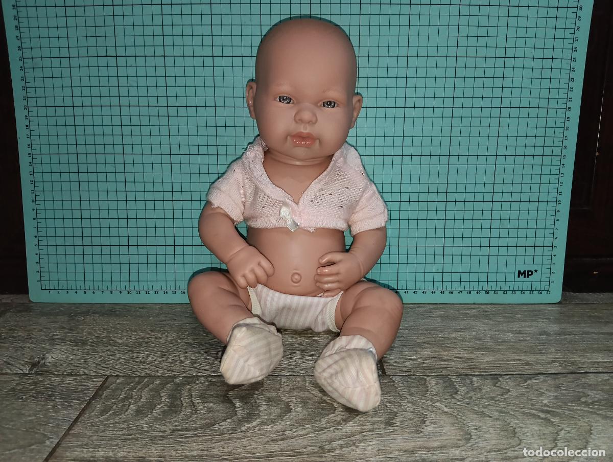 Mu&ntilde;ecas espa&ntilde;olas modernas: Bonita Mu&ntilde;eca Beb&eacute; Arias 42 cm cuerpo de vinilo con conjunto de punto en color rosa sexada ni&ntilde;a