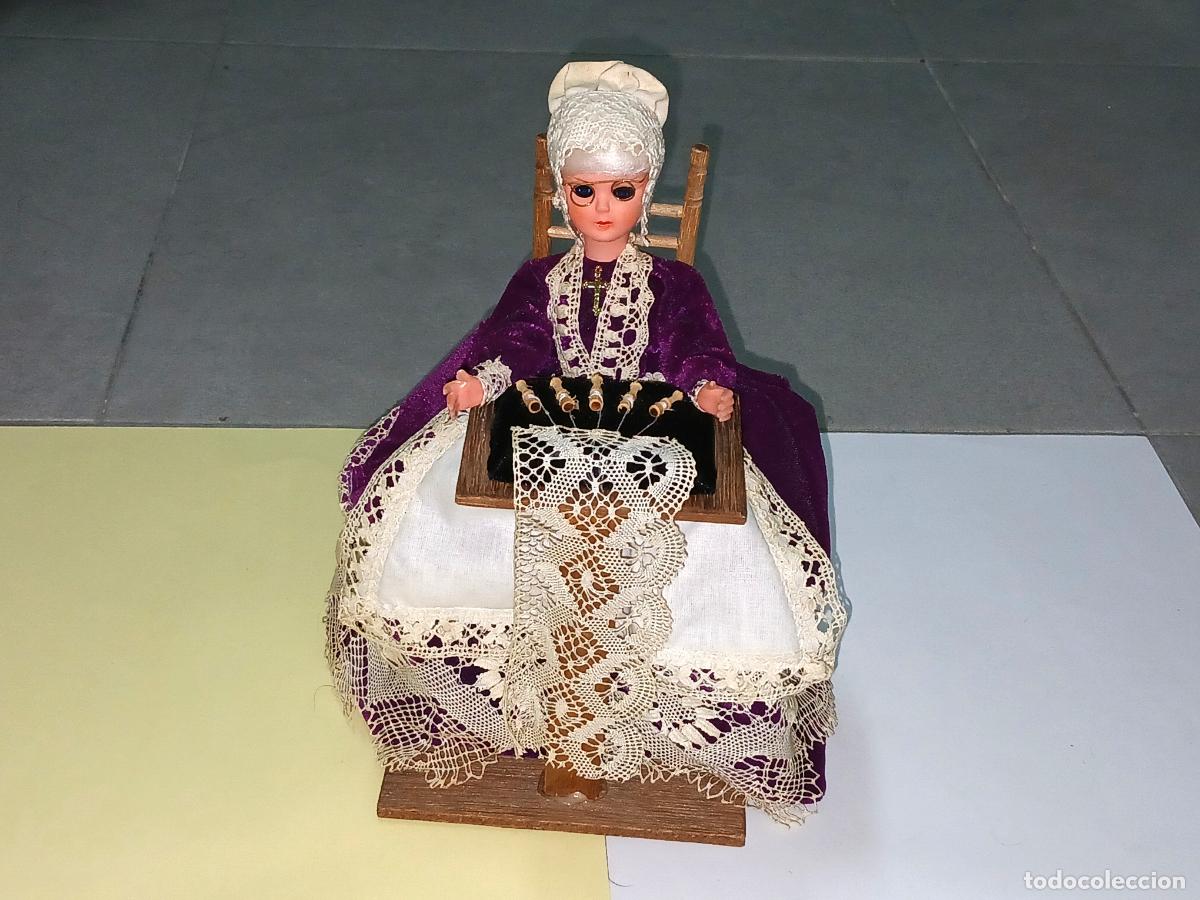 Mu&ntilde;ecas espa&ntilde;olas modernas: Juguete mu&ntilde;eca. Hilandera encaje de bolillos, a&ntilde;os 70