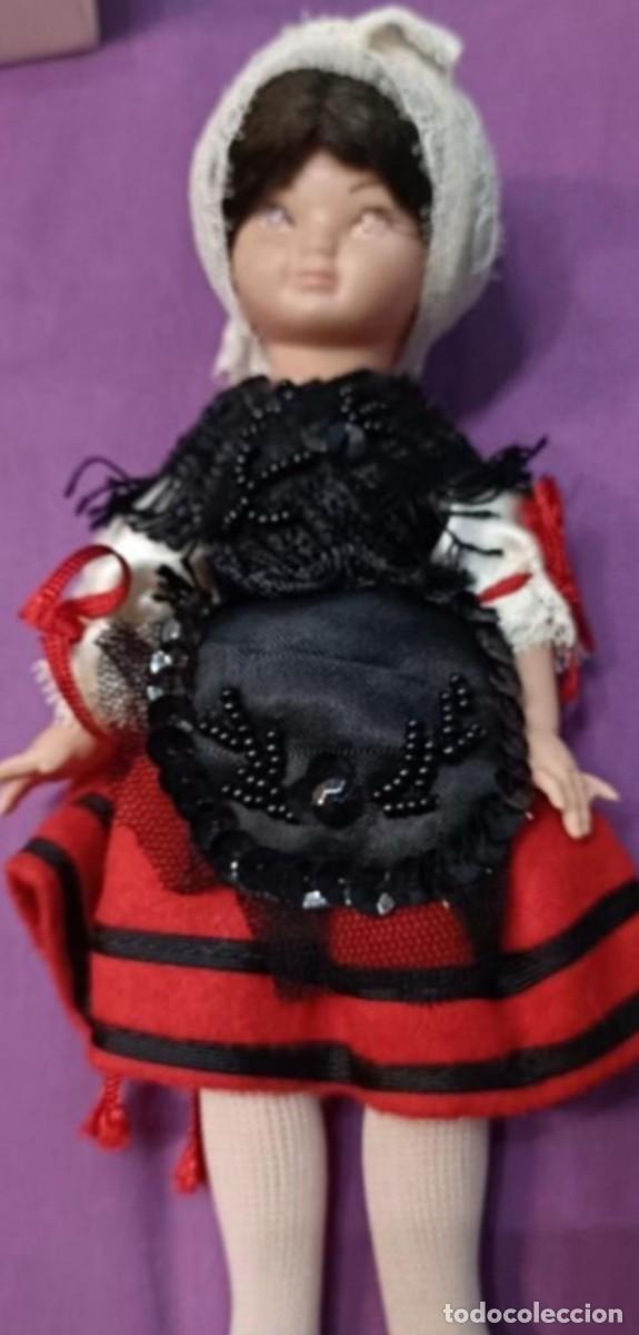 Mu&ntilde;ecas espa&ntilde;olas modernas: Mu&ntilde;eca con traje regional asturiano