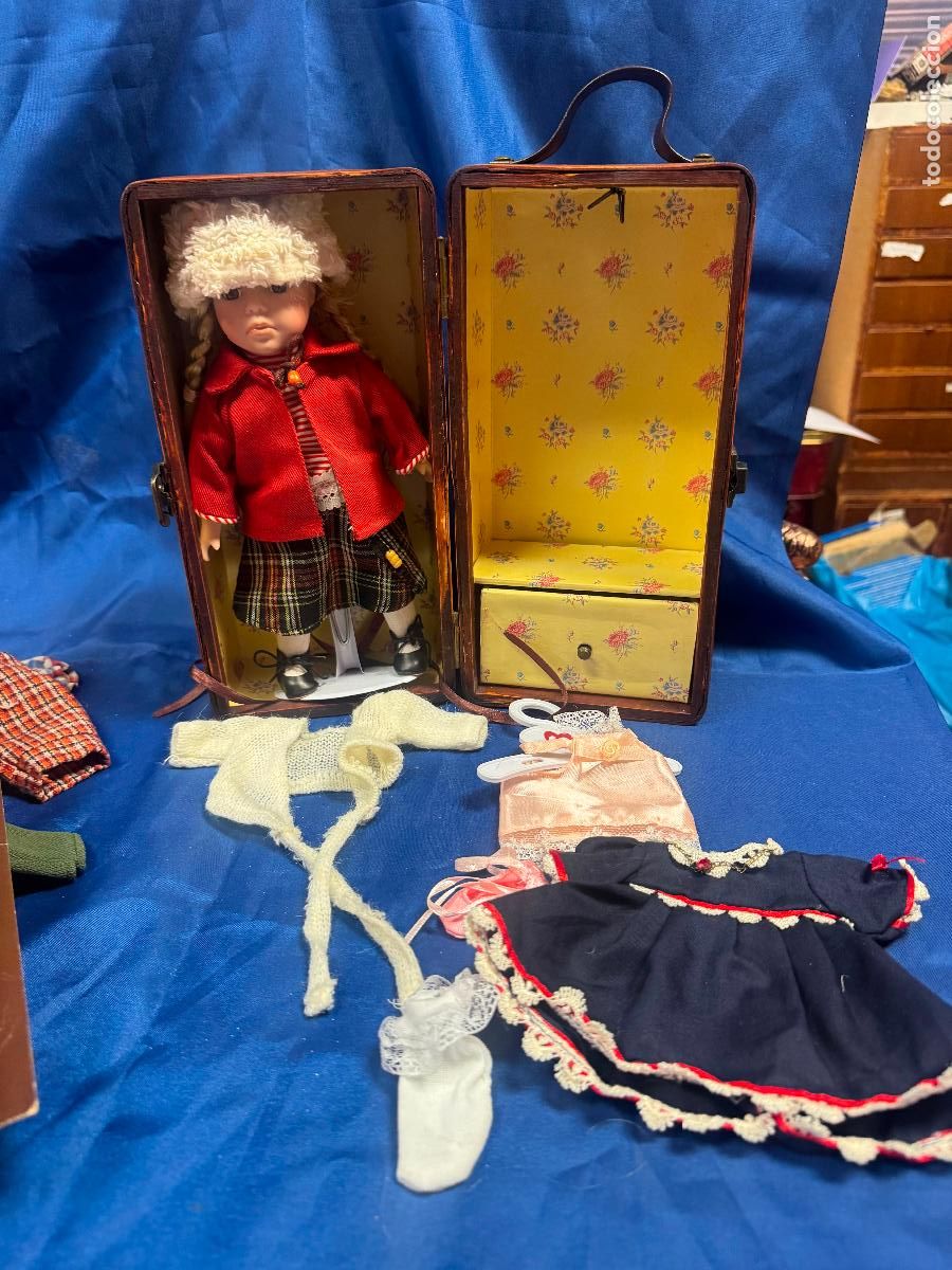 Mu&ntilde;ecas espa&ntilde;olas modernas: MU&Ntilde;ECA PAOLA REINA CON BAUL Y ROPA