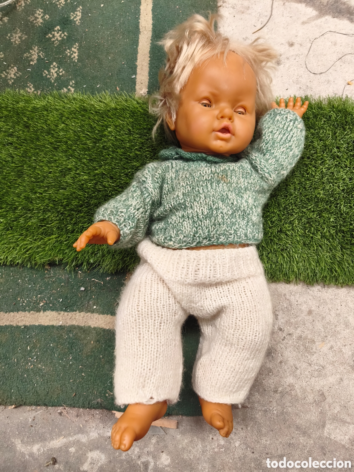 Mu&ntilde;ecas espa&ntilde;olas modernas: Mu&ntilde;eco beb&eacute; vintage a&ntilde;os 70/80 con ropa de punto artesanal