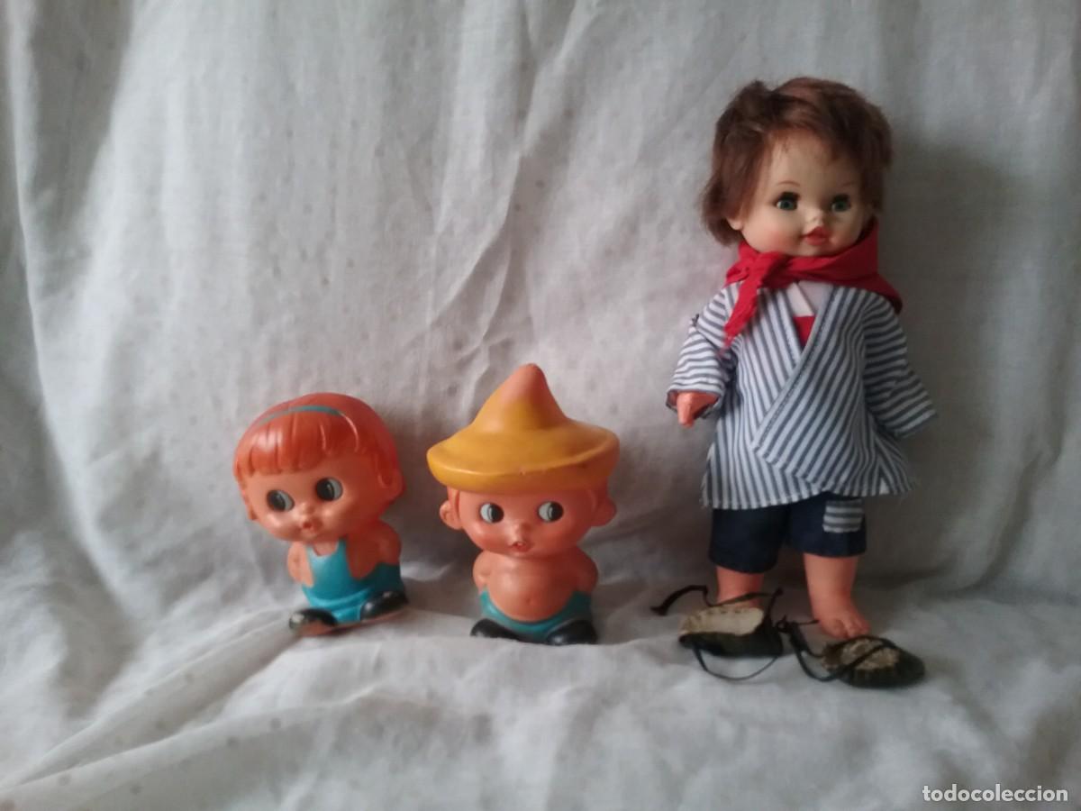 Mu&ntilde;ecas espa&ntilde;olas modernas: Lote de dos mu&ntilde;ecos goma con pitido Fermi y mu&ntilde;ecos Toyse