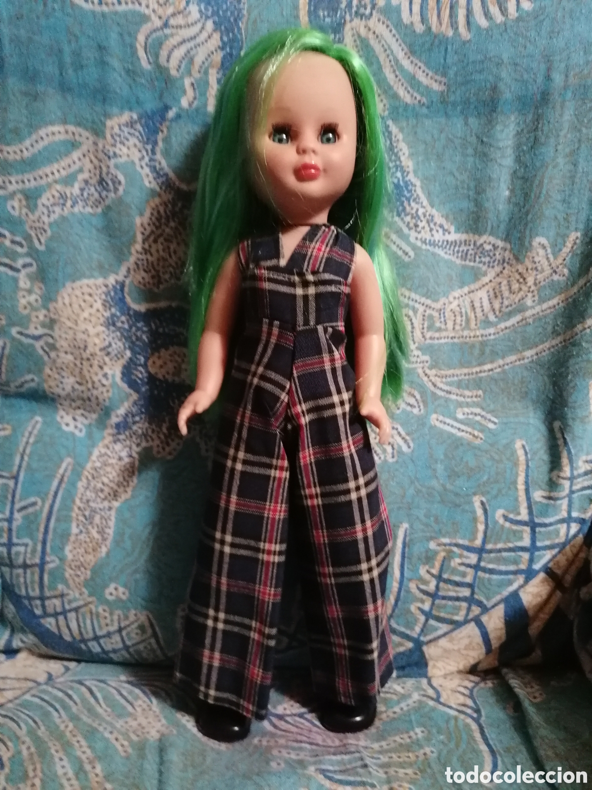 Mu&ntilde;ecas espa&ntilde;olas modernas: Mu&ntilde;eca Kika con mono a cuadros y pelo verde
