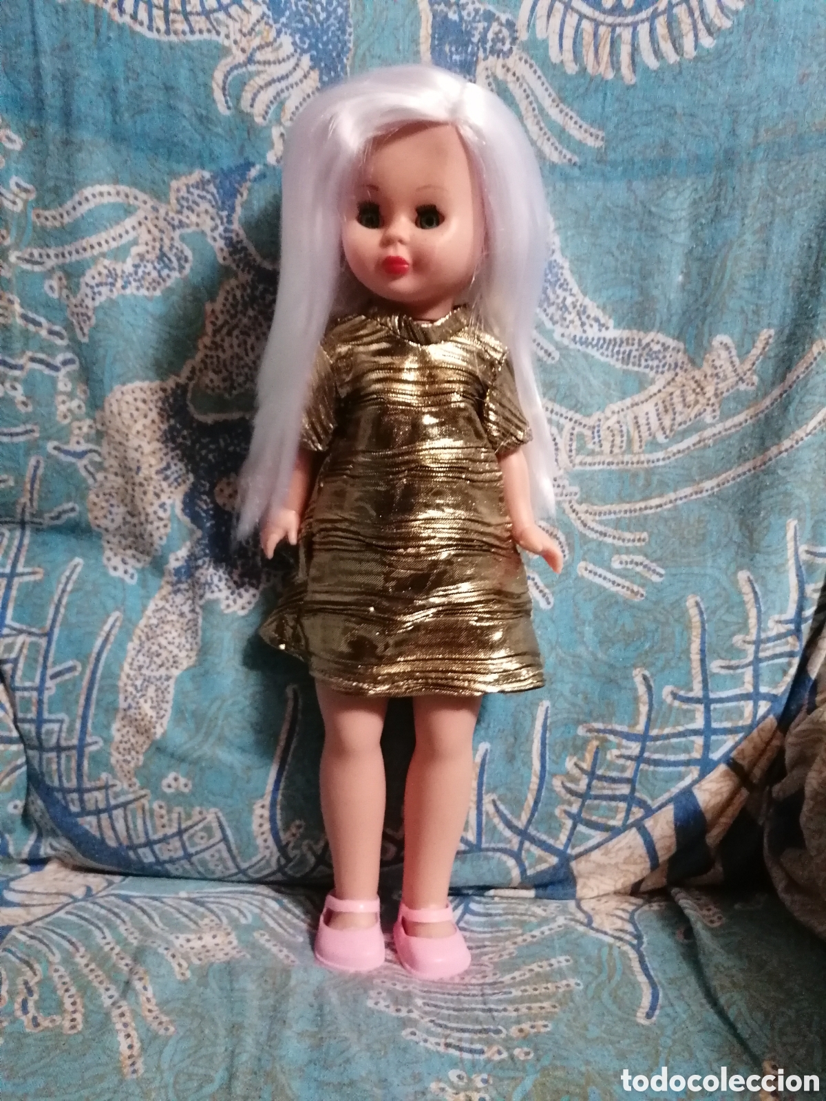 Mu&ntilde;ecas espa&ntilde;olas modernas: Mu&ntilde;eca Kika vestido dorado pelo blanco