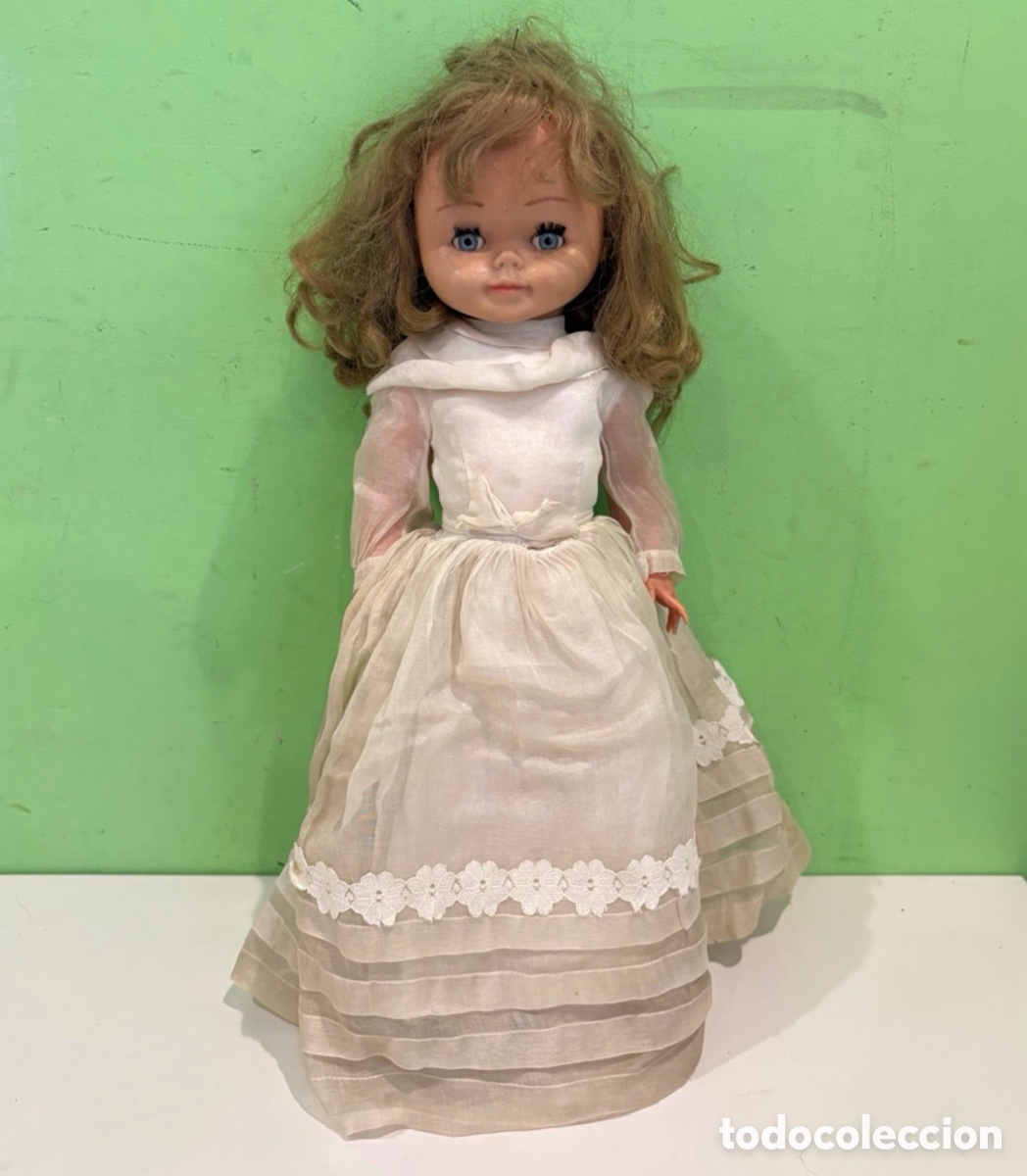 Mu&ntilde;ecas espa&ntilde;olas modernas: Mu&ntilde;eca antigua de colecci&oacute;n en vinilo con vestido original de ceremonia o comuni&oacute;n &ndash; A&ntilde;os 60/70