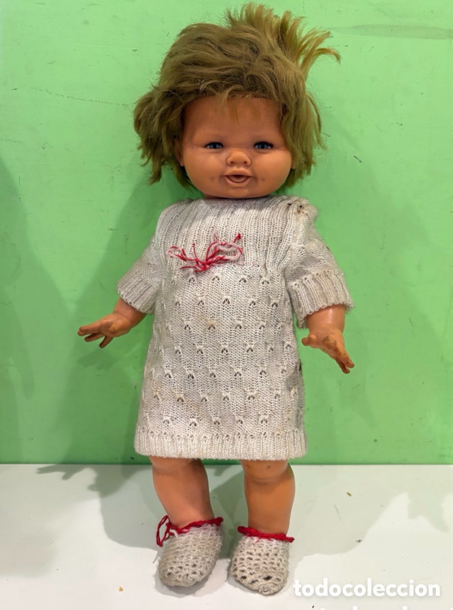 Mu&ntilde;ecas espa&ntilde;olas modernas: Mu&ntilde;eca antigua de colecci&oacute;n en vinilo con vestido de punto artesanal