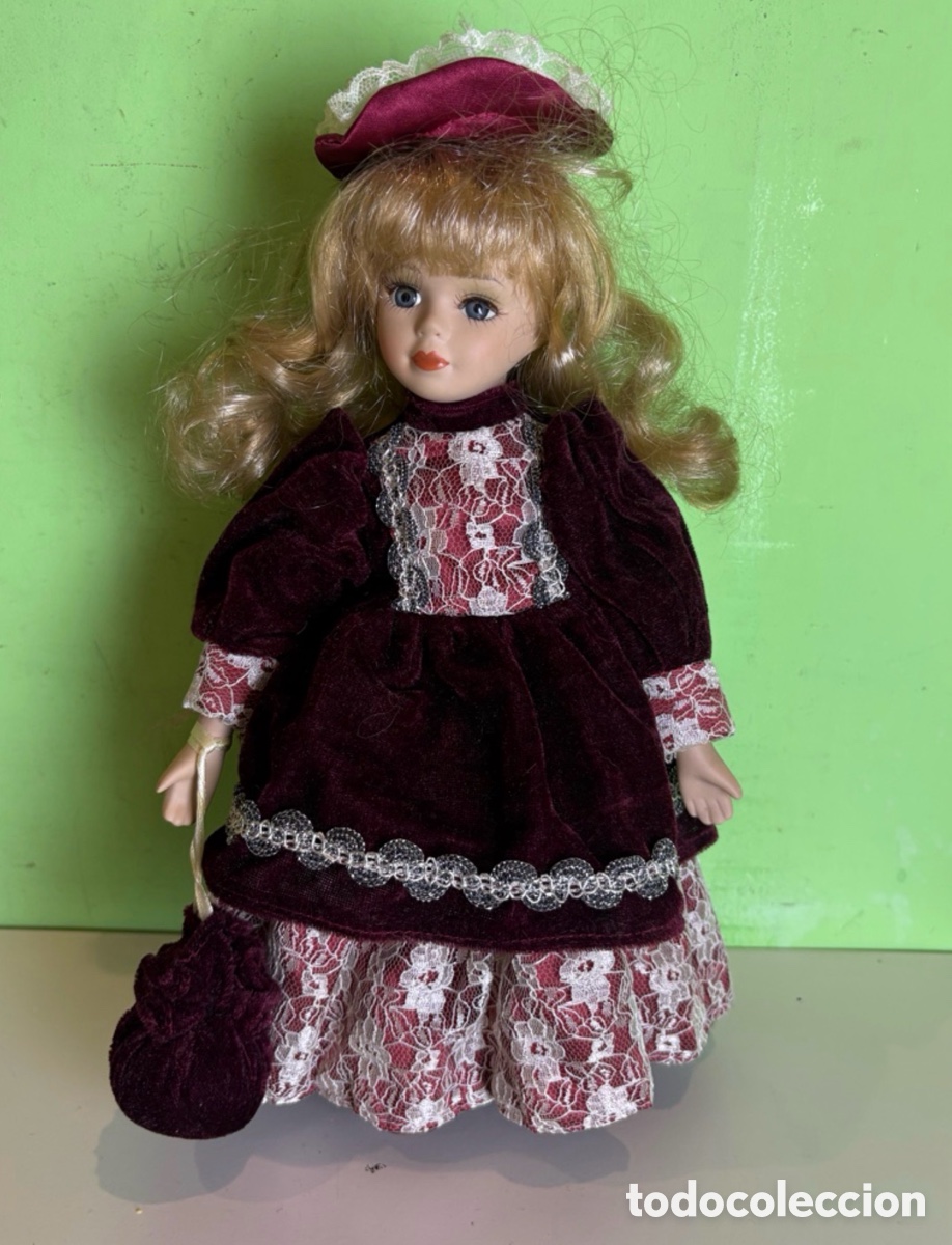 Mu&ntilde;ecas espa&ntilde;olas modernas: Mu&ntilde;eca de colecci&oacute;n con vestido de terciopelo burdeos, sombrero y bolso