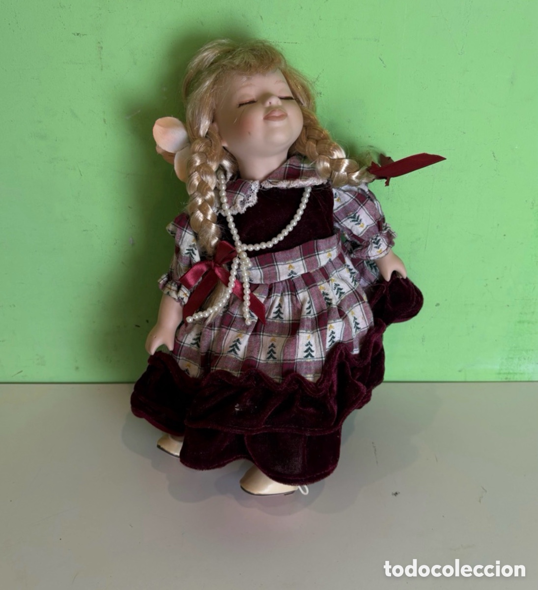 Mu&ntilde;ecas espa&ntilde;olas modernas: Mu&ntilde;eca de colecci&oacute;n con vestido de terciopelo y trenzas