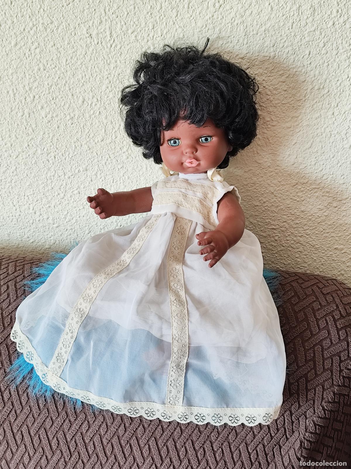 Mu&ntilde;ecas espa&ntilde;olas modernas: Mu&ntilde;eco BABY MOCOSETE NEGRO con Vestido BAUTIZO original.