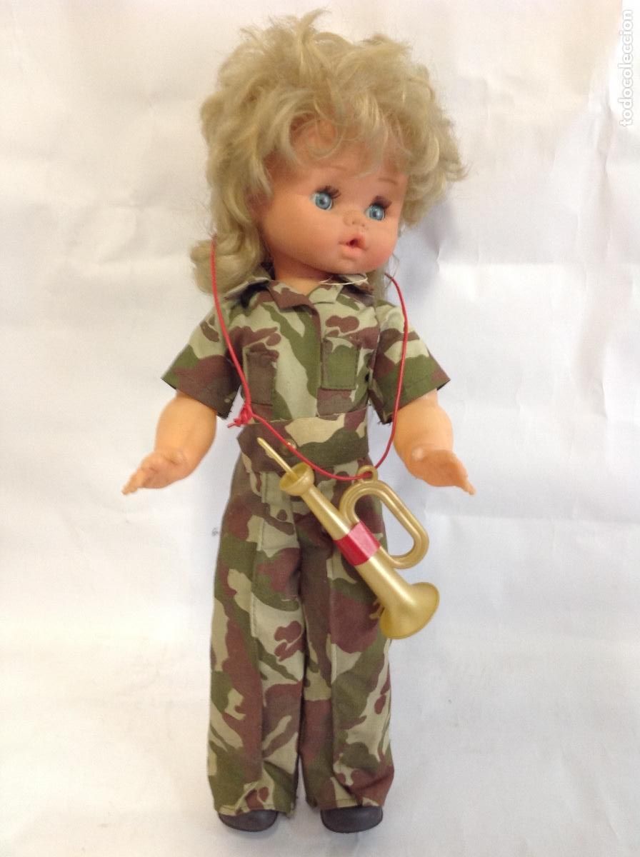 Mu&ntilde;ecas espa&ntilde;olas modernas: Mu&ntilde;eca con traje militar y trompeta