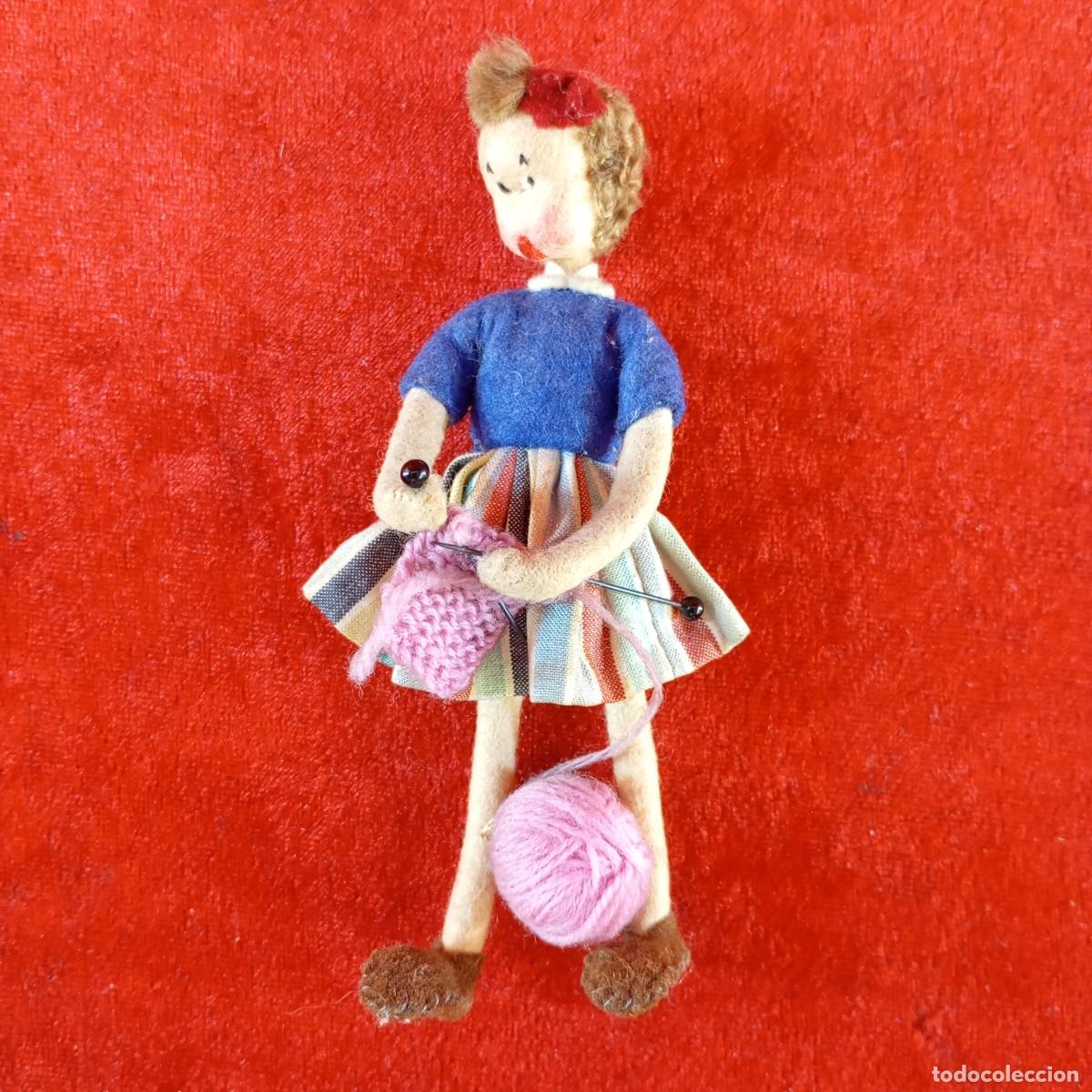 Mu&ntilde;ecas espa&ntilde;olas modernas: PRECIOSA MU&Ntilde;ECA DE FIELTRO Y ALAMBRE - CON MOVIMIENTO - MUJER COSIENDO - 12,5 CM / 2184