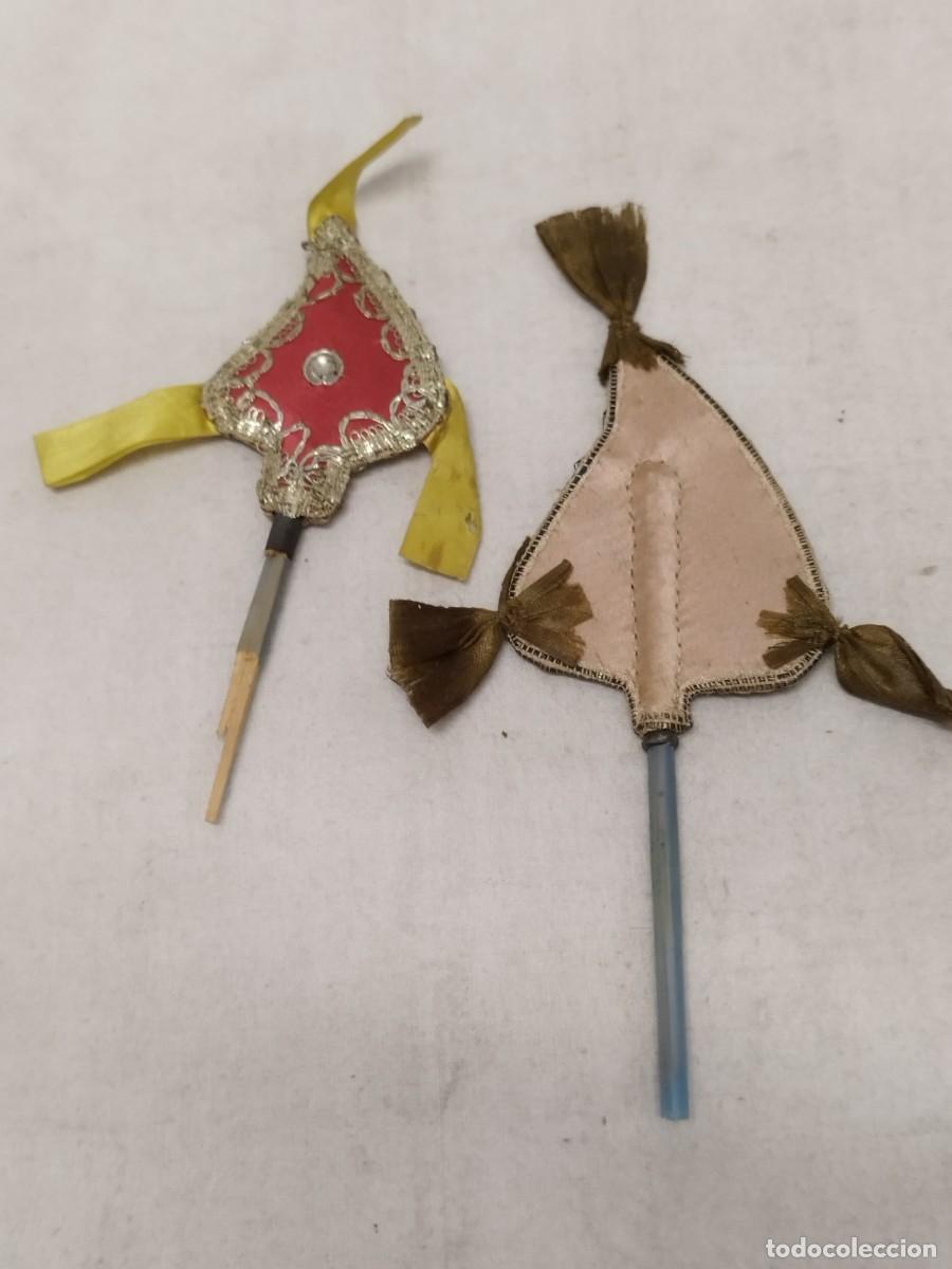 Mu&ntilde;ecas espa&ntilde;olas modernas: 2 antiguos complementos etnicos, de mu&ntilde;eca o mu&ntilde;eco. A identificar.