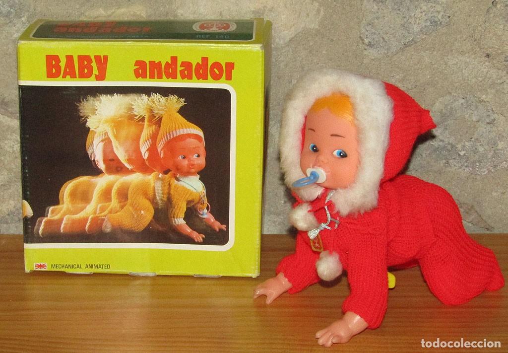 Mu&ntilde;ecas espa&ntilde;olas modernas: ANTIGUO MU&Ntilde;ECO BABY ANDADOR DE JUGUETES FEBER - NUEVO Y EN SU CAJA - A CUERDA Y FUNCIONANDO