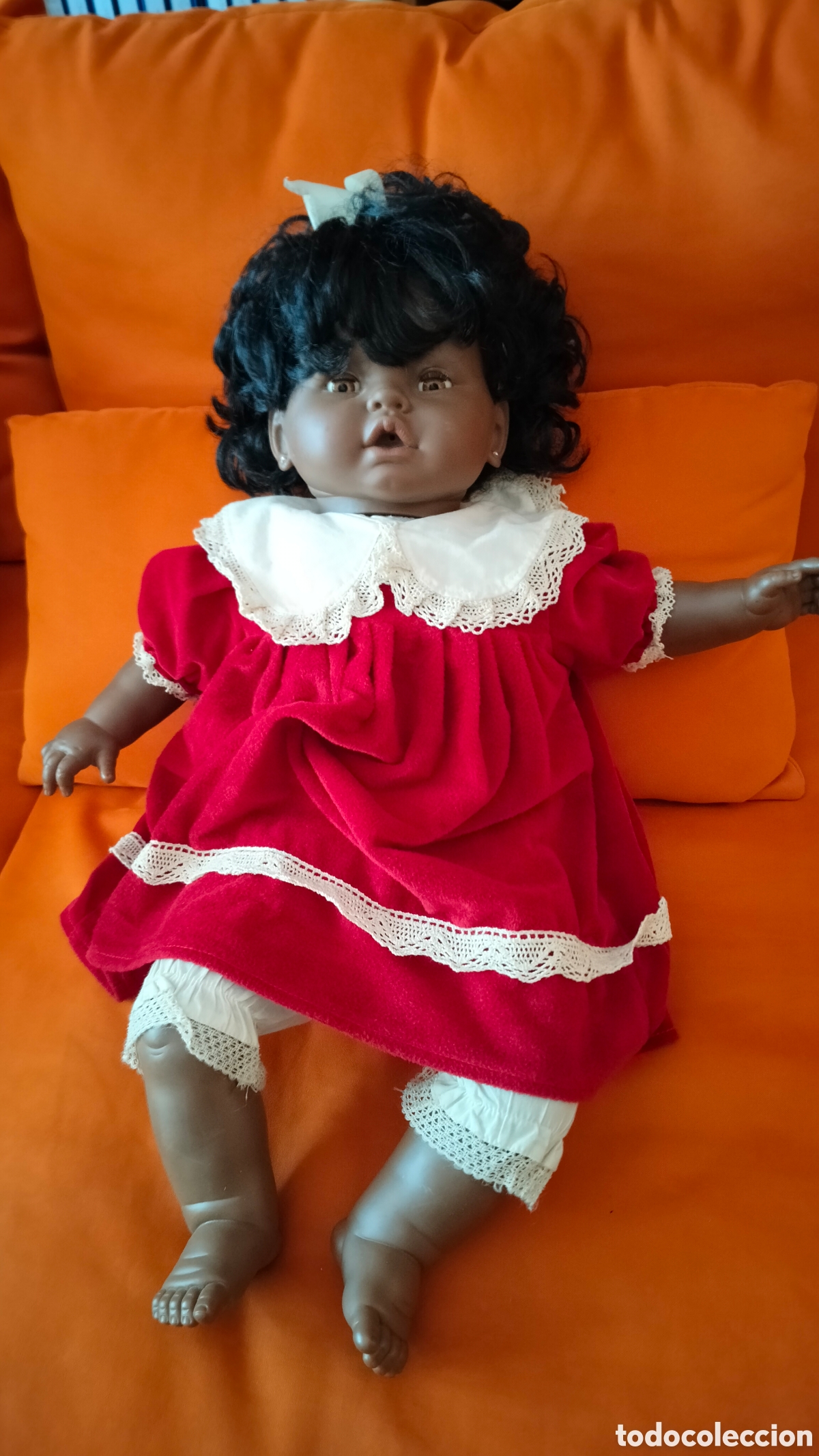 Mu&ntilde;ecas espa&ntilde;olas modernas: Mu&ntilde;eca negra con vestido de terciopelo rojo