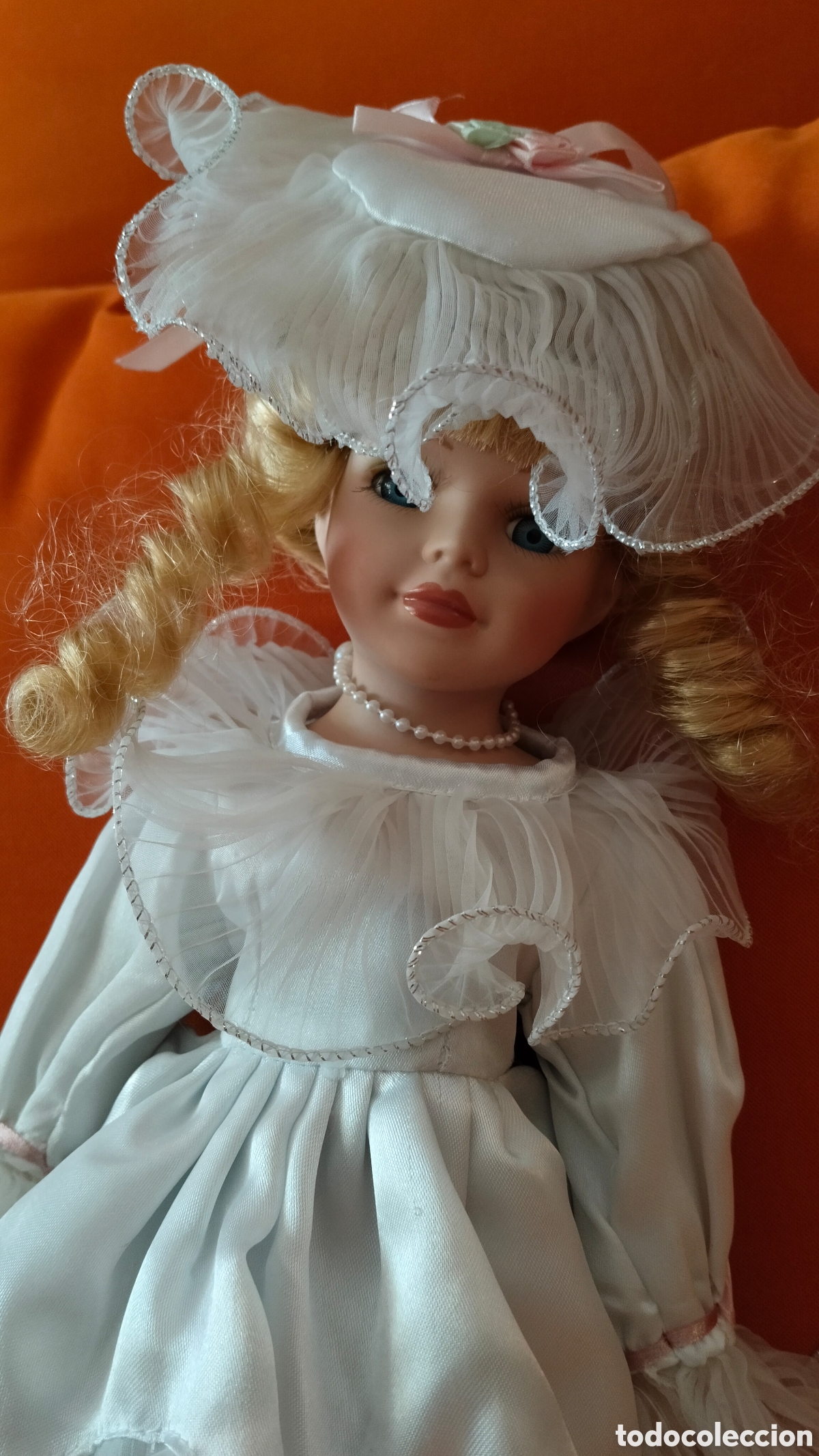 Mu&ntilde;ecas espa&ntilde;olas modernas: Mu&ntilde;eca de porcelana con vestido victoriano blanco