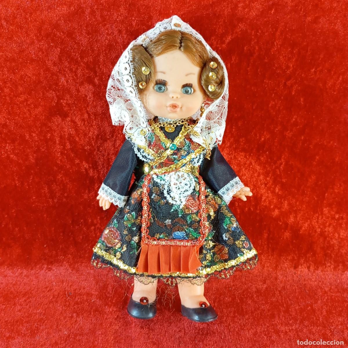 Mu&ntilde;ecas espa&ntilde;olas modernas: PRECIOSA MU&Ntilde;ECA DE PL&Aacute;STICO - ESPA&Ntilde;OLA - TRAJE TRADICIONAL CHARRO DE SALAMANCA - 23 X 12 CM
