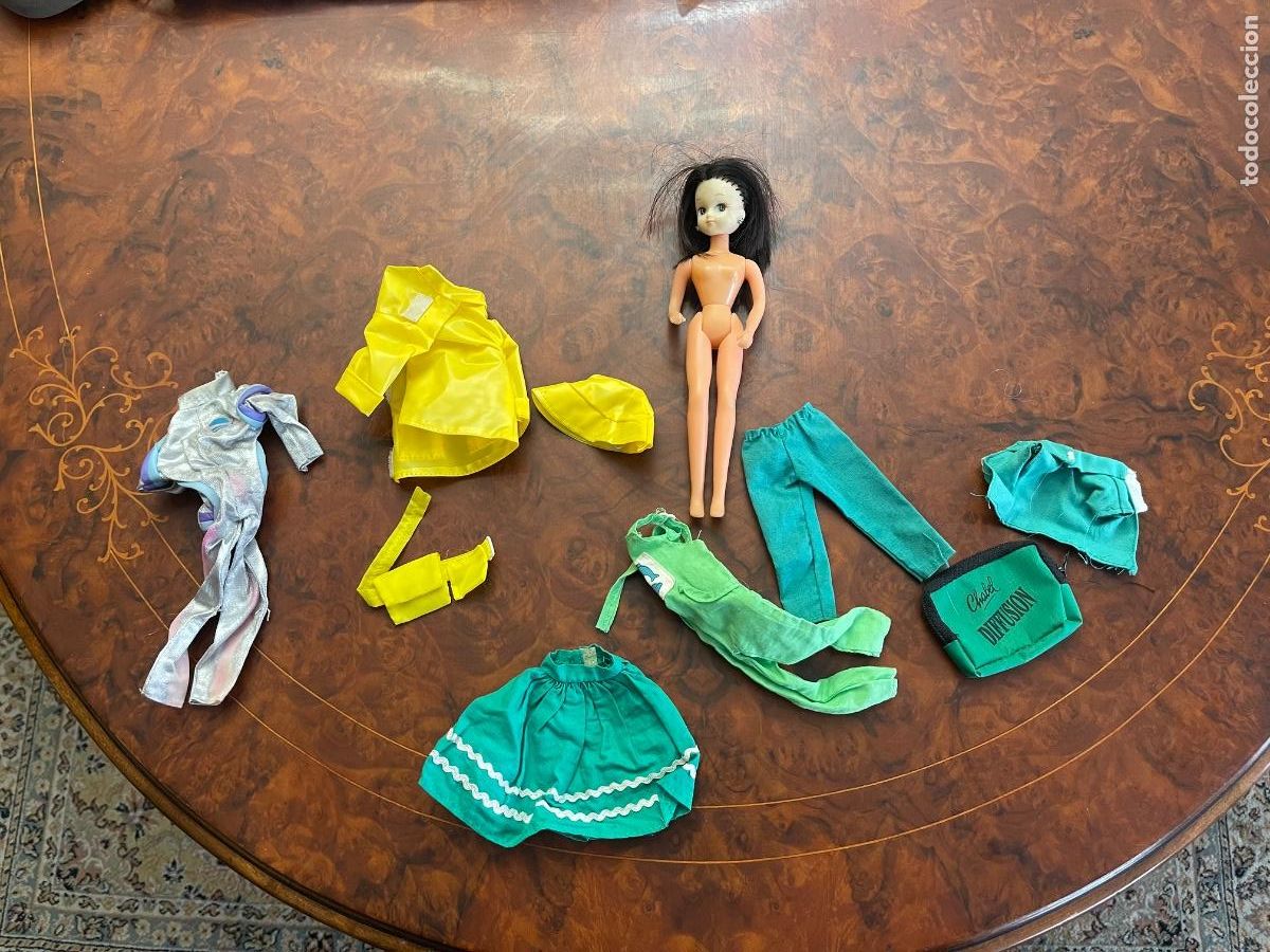 Mu&ntilde;ecas espa&ntilde;olas modernas: MU&Ntilde;ECA CHABEL DE FEBER MORENA MUY ANTIGUA ROPA CHUBASQUERO DOCTORA ETC