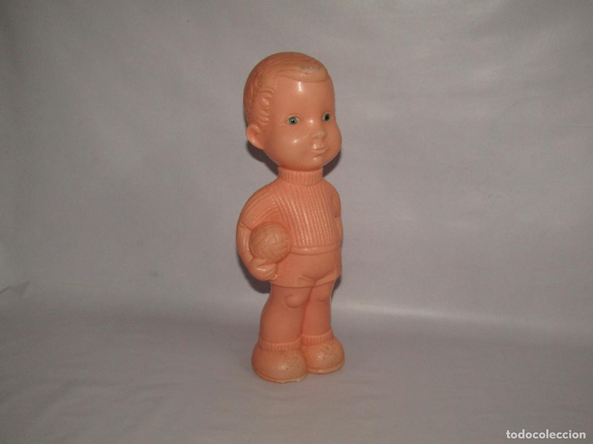 Mu&ntilde;ecas espa&ntilde;olas modernas: Antiguo Mu&ntilde;eco Ni&ntilde;o con Bal&oacute;n Futbolista en Pl&aacute;stico Soplado de Gran Tama&ntilde;o con 33 cm. de Altura