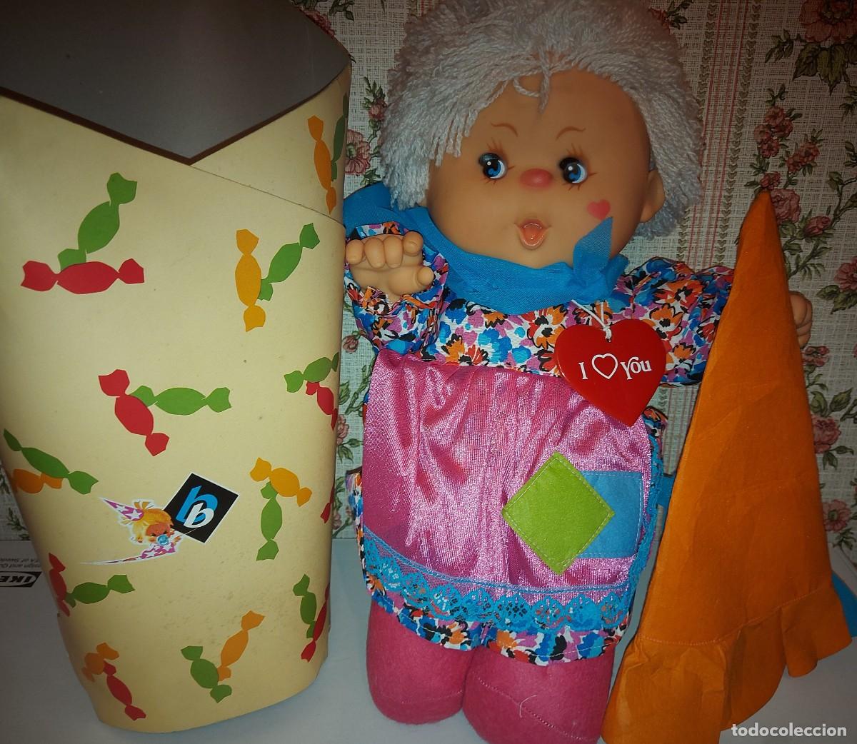 Mu&ntilde;ecas espa&ntilde;olas modernas: MU&Ntilde;ECA CON CUCURUCHO DE JUGUETES BB