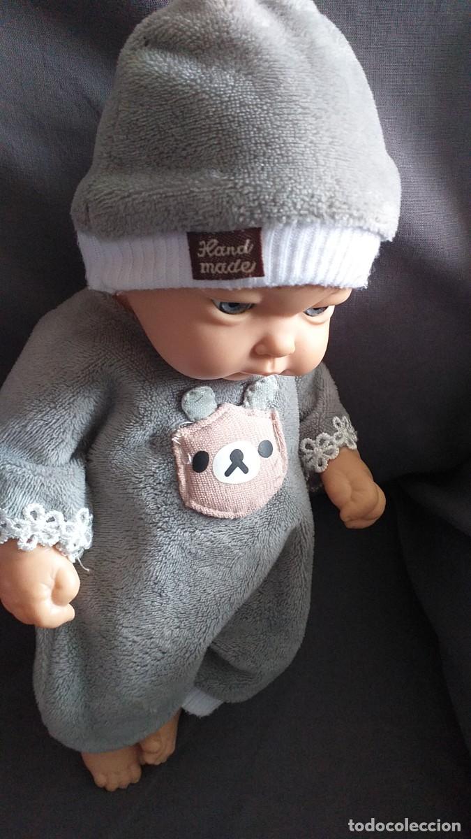 Modern Spanish Dolls: Elegante Mu&ntilde;eco bebe. Ojos azules. Vestido con mono gris y gorro.