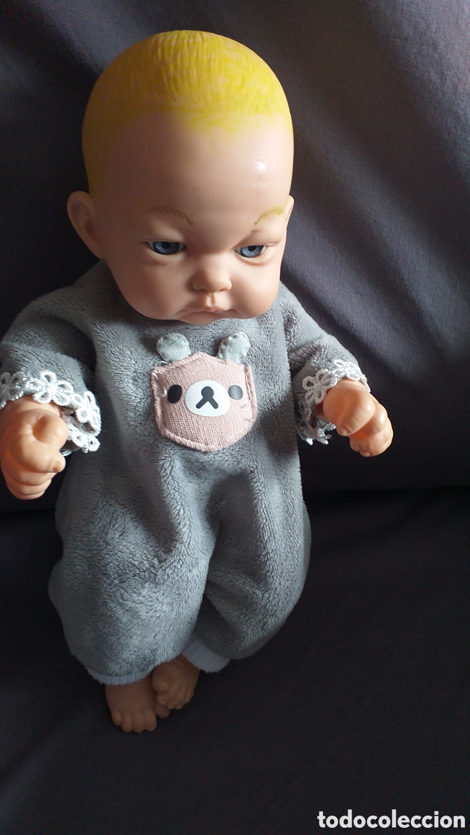 Mu&ntilde;ecas espa&ntilde;olas modernas: Mu&ntilde;eco tipo reiboc. Ojos azules. Vestido con mono gris.