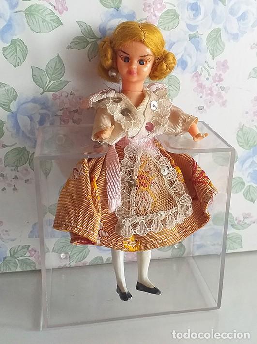 Mu&ntilde;ecas espa&ntilde;olas modernas: Mini mu&ntilde;eca fallera valenciana, ojos durmientes
