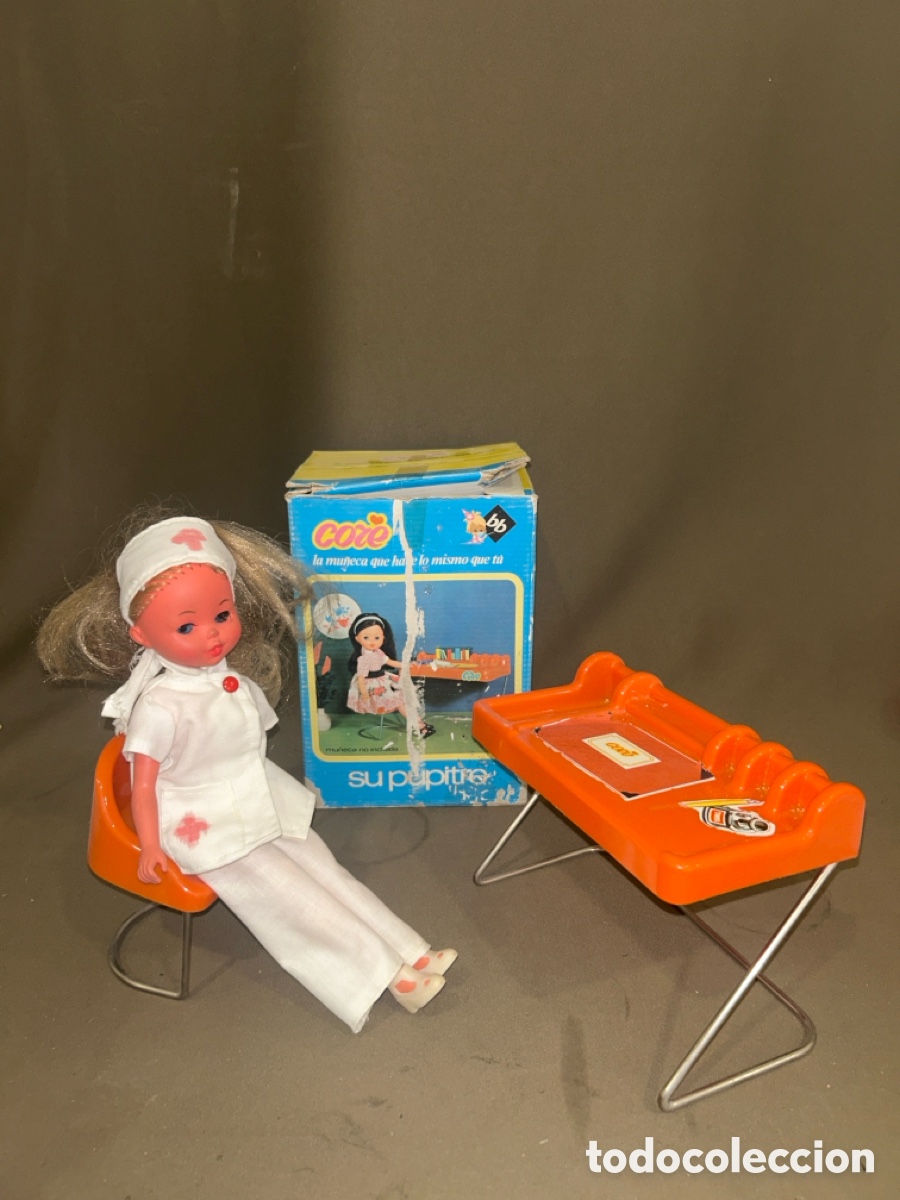 Mu&ntilde;ecas espa&ntilde;olas modernas: PUPITRE EN SU CAJA ORIGINAL DE LA MU&Ntilde;ECA CORE + MU&Ntilde;ECA CORE *VER FOTOS*