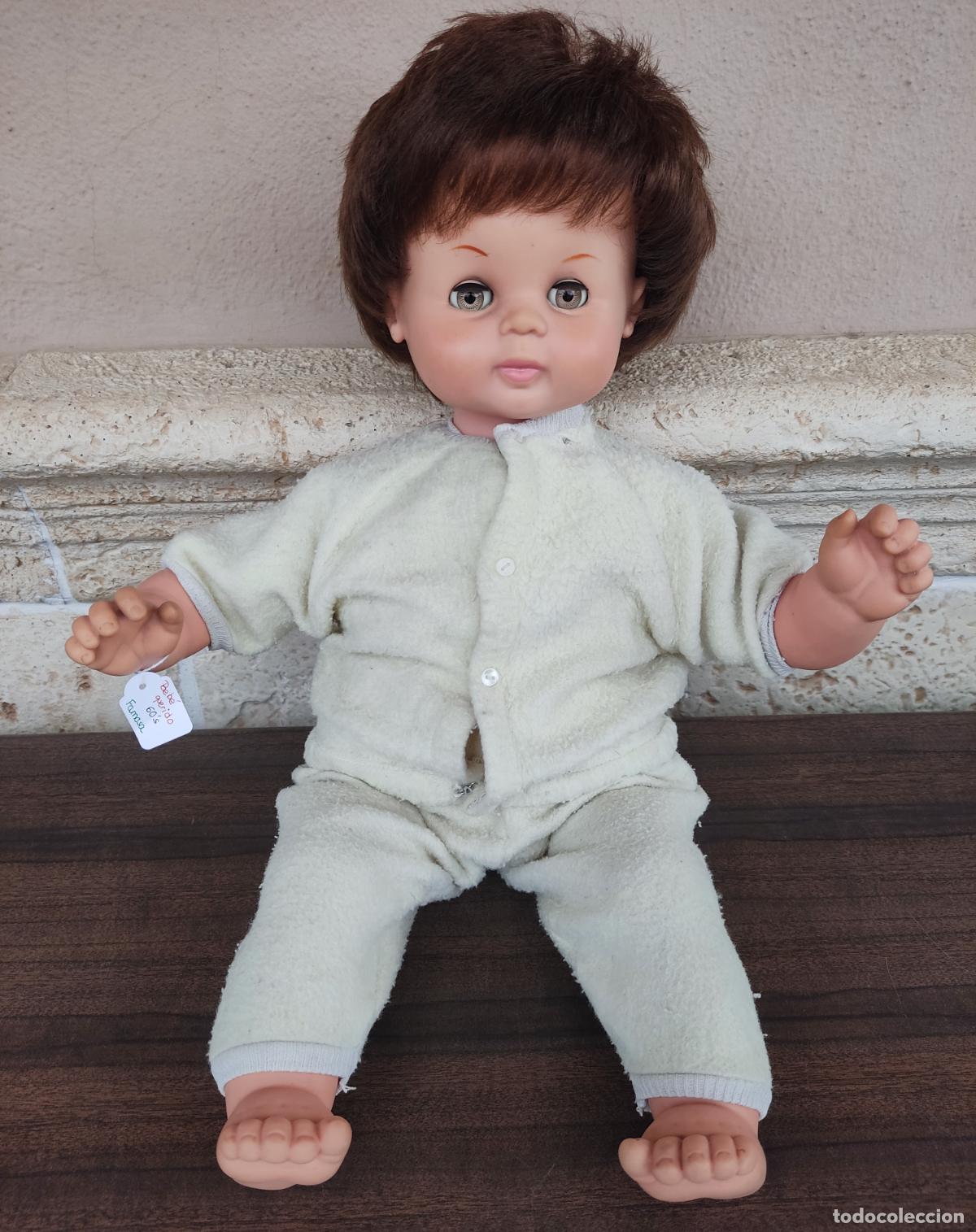 Mu&ntilde;ecas espa&ntilde;olas modernas: Beb&eacute; querido de Famosa. A&ntilde;os 60. Traje original.