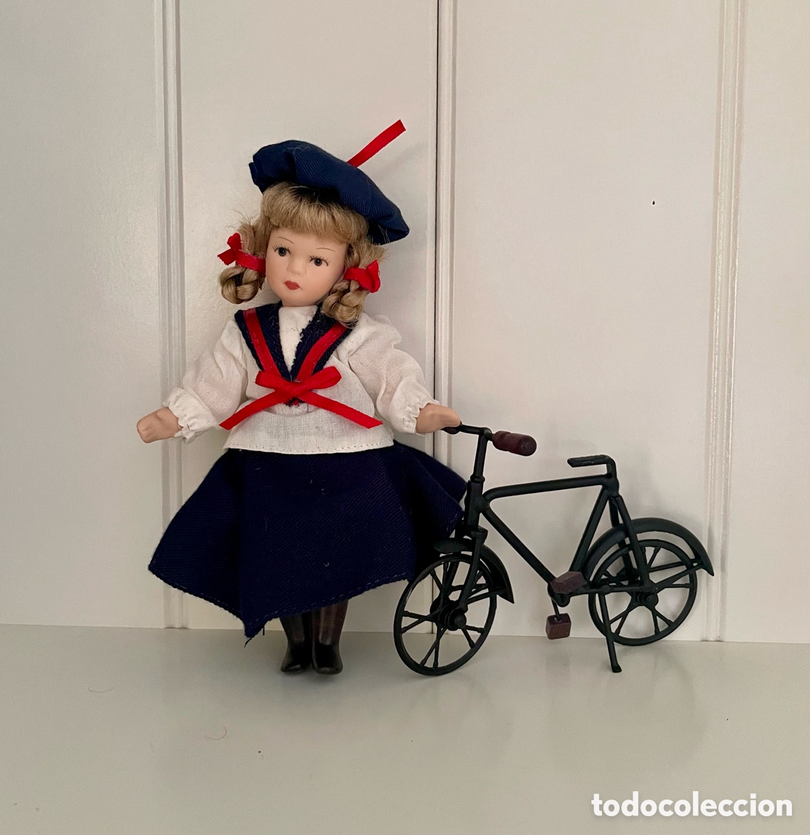 Mu&ntilde;ecas espa&ntilde;olas modernas: Mu&ntilde;eca de porcelana con bicicleta