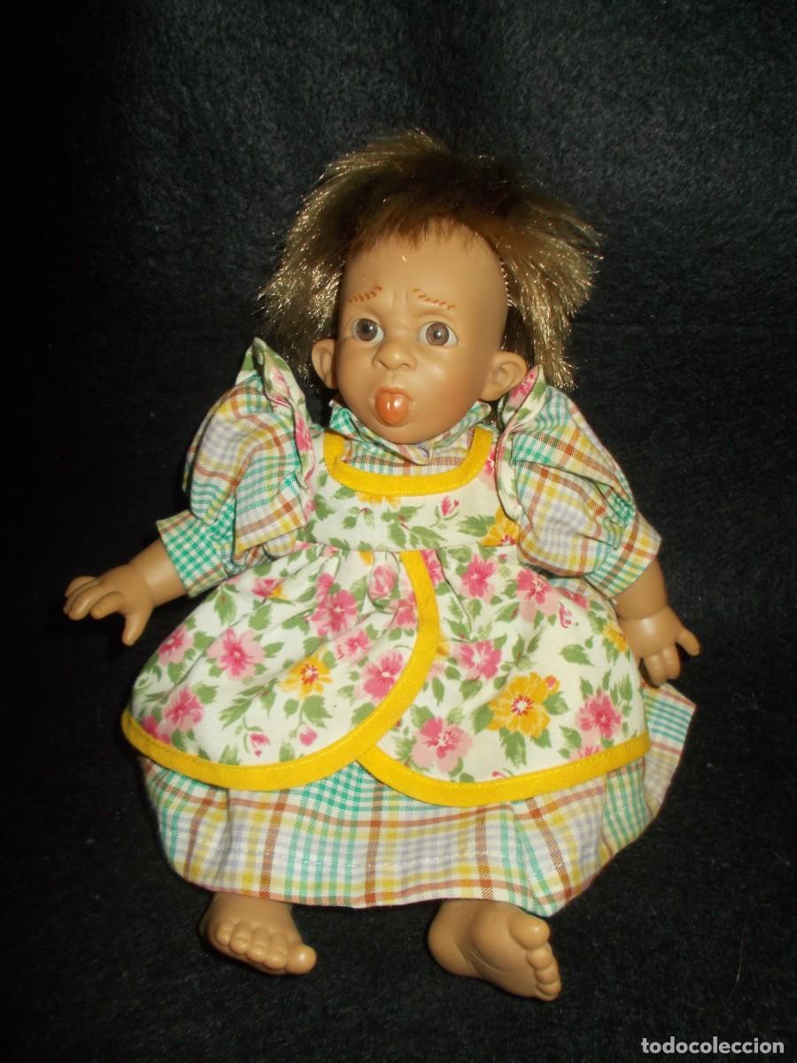 Mu&ntilde;ecas espa&ntilde;olas modernas: MU&Ntilde;ECA GESTITOS Wiljo Espa&ntilde;a. Ni&ntilde;a con Traje Vestido. 25 cm. Mu&ntilde;eco