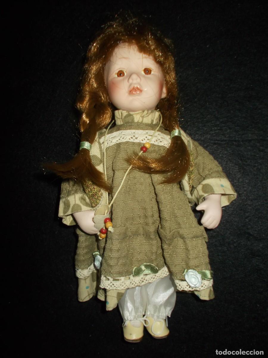 Mu&ntilde;ecas espa&ntilde;olas modernas: MU&Ntilde;ECA DE PORCELANA. Ni&ntilde;a India. 30 cm. Con Traje Vestido.