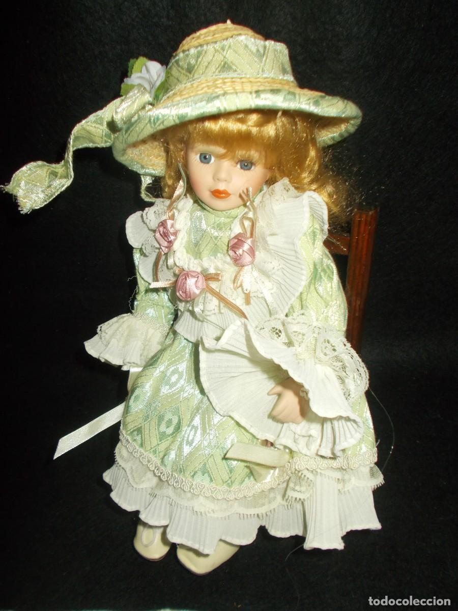Mu&ntilde;ecas espa&ntilde;olas modernas: MU&Ntilde;ECA DE PORCELANA Sentada en Silla de Madera. 30 cm. Ni&ntilde;a con Traje Vestido. Ver Fotos