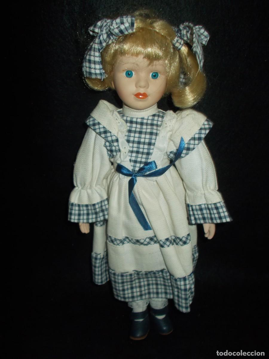 Mu&ntilde;ecas espa&ntilde;olas modernas: MU&Ntilde;ECA DE PORCELANA. 40 cm. Ni&ntilde;a con Traje Vestido.