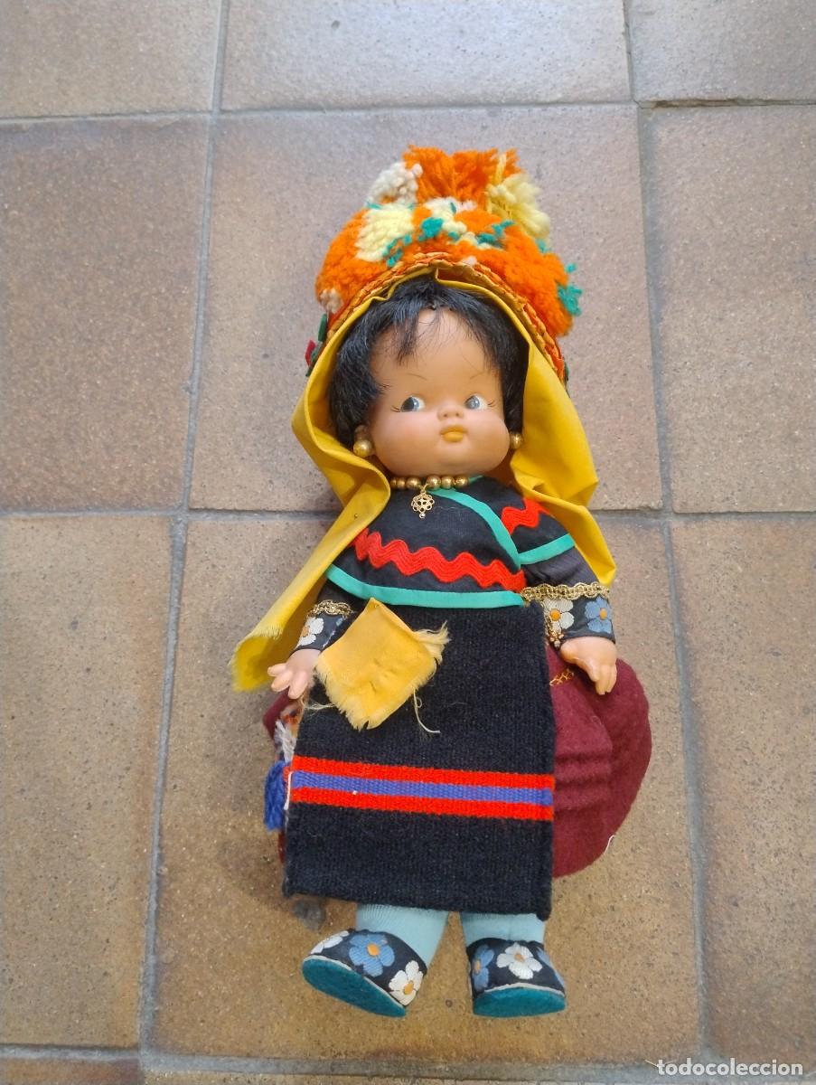 Mu&ntilde;ecas espa&ntilde;olas modernas: MU&Ntilde;ECA CON TRAJE REGIONAL Y GORRO DE MONTEHERMOSO C&Aacute;CERES - EXTREME&Ntilde;O - TIPO FAMOSA - A&Ntilde;OS 70