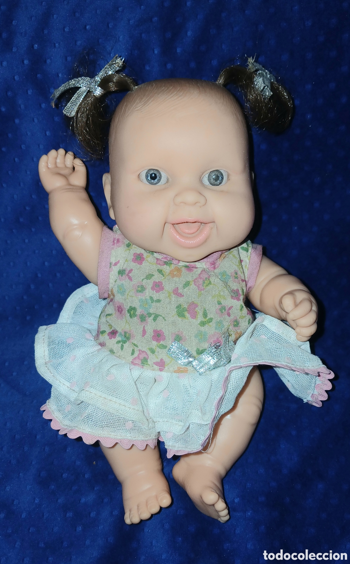 Bonecas Espanholas Modernas: Mu&ntilde;eca Beb&eacute; Paola Reina Colecci&oacute;n Peques 2010 - Marcada en Nuca Vestido Flores y Coletas