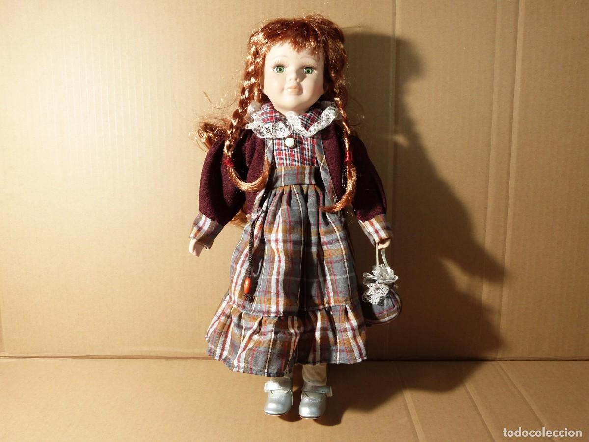 Mu&ntilde;ecas espa&ntilde;olas modernas: Mu&ntilde;eca de porcelana con vestido y bolso - 40 centimetros